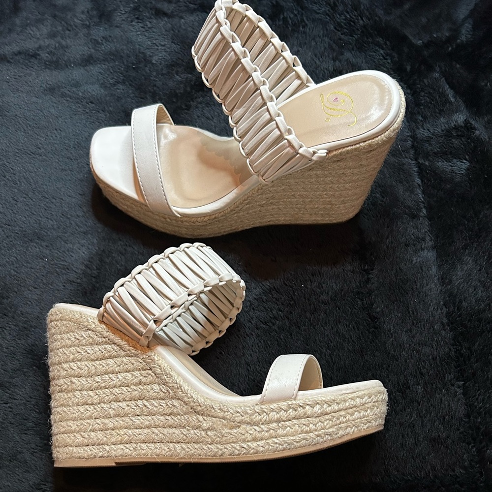 Woman’s heeled wedges white & cream colored !! 👡